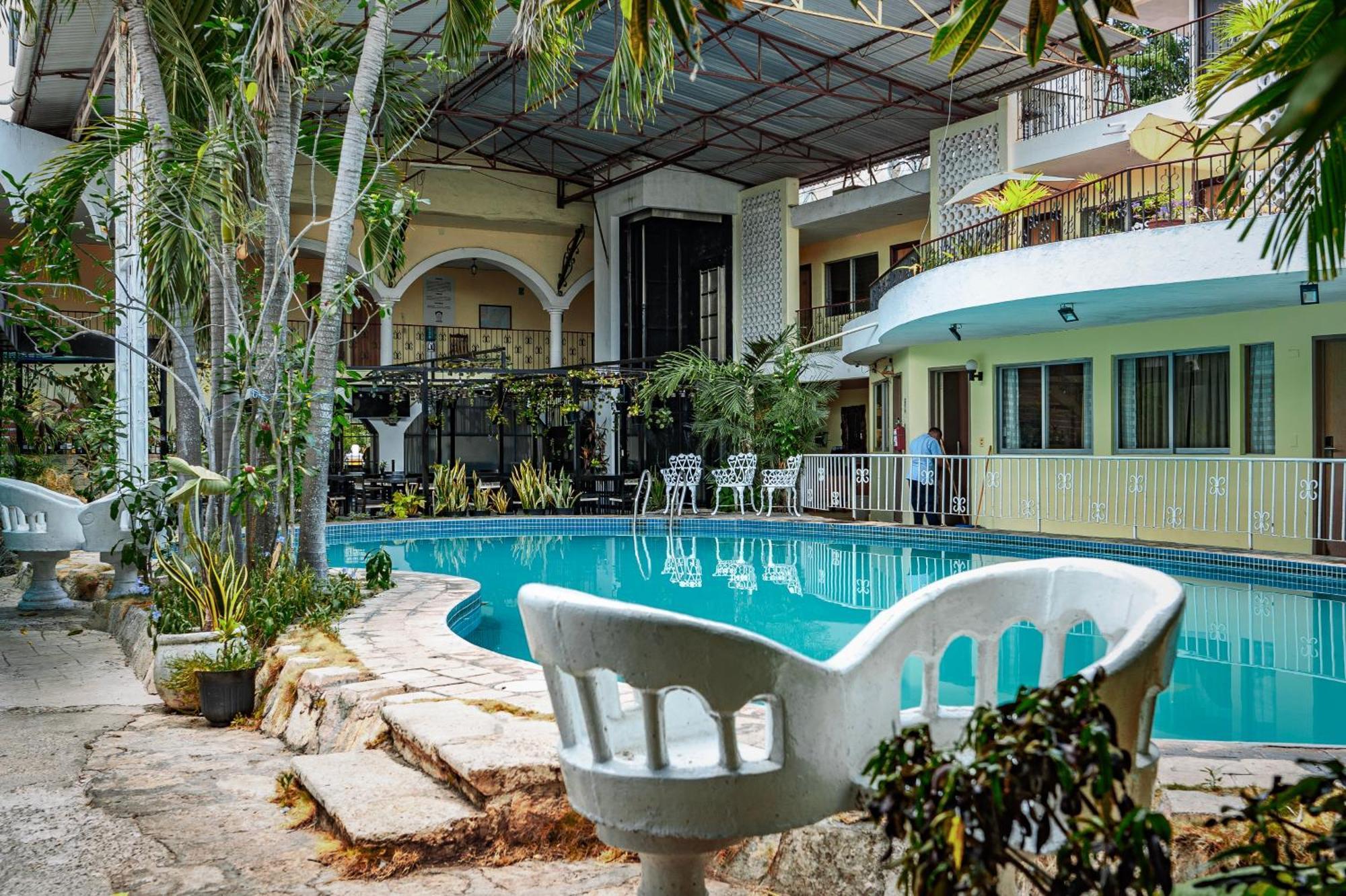 Hotel Maria De La Luz Valladolid  Exterior photo
